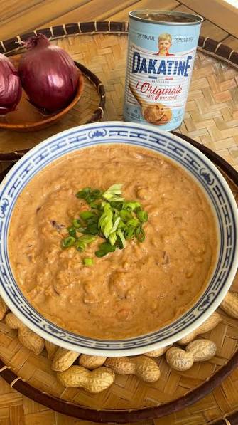 Le rougail dakatine associe pâte d’arachide, tomate, piment et assaisonnement selon les familles.
